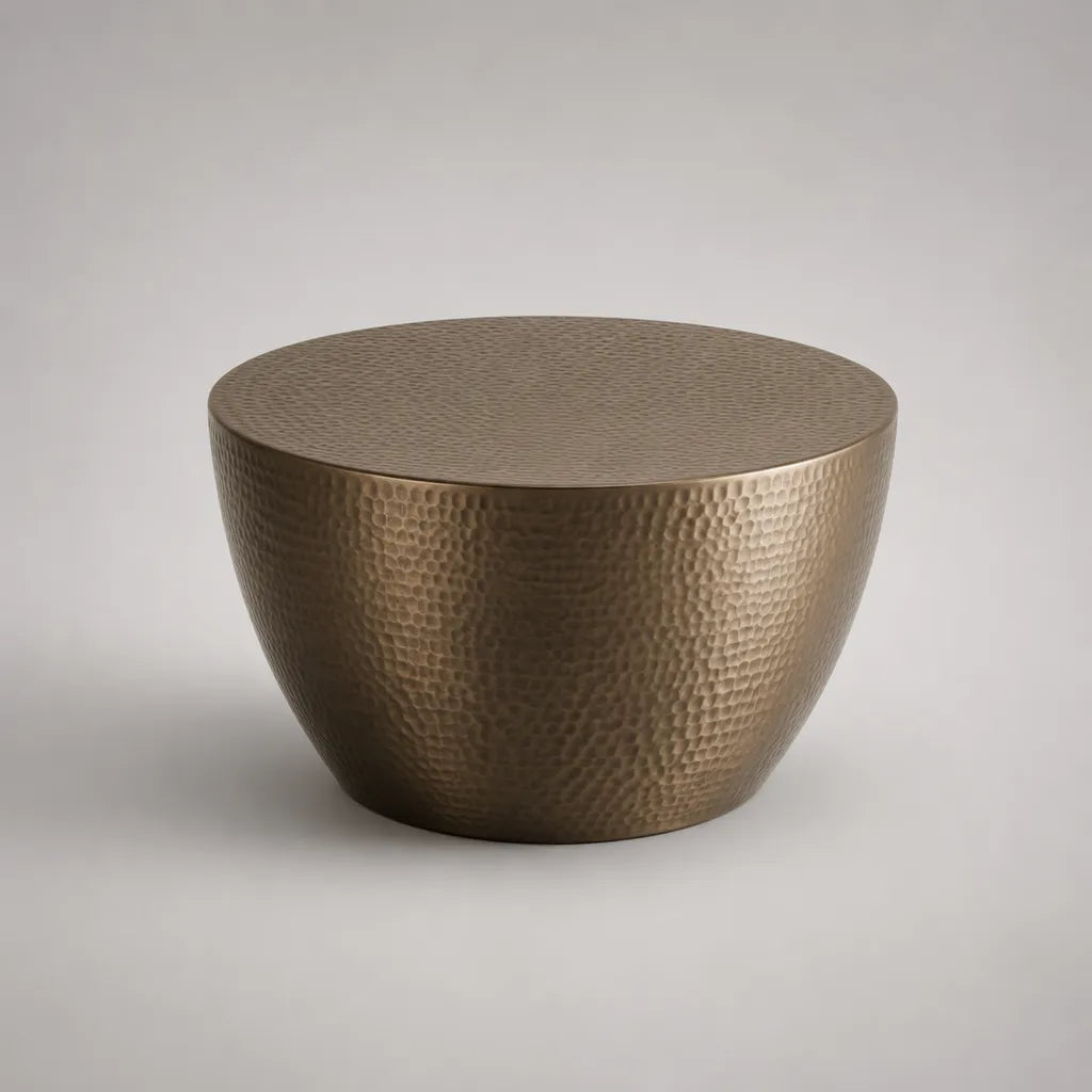 Runder Couchtisch aus Aluminiumguss mit Hammerschlagstruktur, messingfarben, Ø 70 × H 40 cm